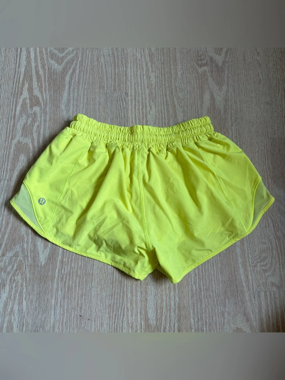 Lululemon Athletica Hotty Hot Low-Rise Lined Short 2.5 Inseam Electric Lemon - Picture 8 of 12